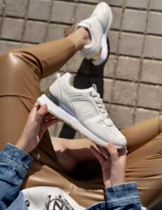 SNEAKERS WHITE/BLACK ΜΕ ΓΥΑΛΙΣΤΕΡΕΣ ΛΕΠΤΟΜΕΡΕΙΕΣ ΚΑΙ ΔΙΧΤΥ
