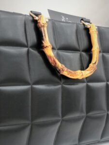 ΤΣΑΝΤΑ ΜΑΥΡΗ ΧΕΙΡΟΣ ΜΕ ΞΥΛΙΝΟ ΧΕΡΟΥΛΙ - Image 2