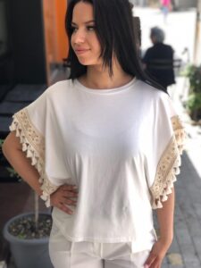 ΜΠΛΟΥΖΑΚΙ ΑΣΠΡΗ ΜΕ ΧΡΥΣΕΣ ΛΕΠΤΟΜΕΡΕΙΕΣ ΚΑΙ ΚΡΟΣΙΑ ΣΤΑ ΜΑΝΙΚΙΑ