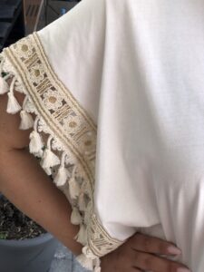 ΜΠΛΟΥΖΑΚΙ ΑΣΠΡΗ ΜΕ ΧΡΥΣΕΣ ΛΕΠΤΟΜΕΡΕΙΕΣ ΚΑΙ ΚΡΟΣΙΑ ΣΤΑ ΜΑΝΙΚΙΑ - Image 3