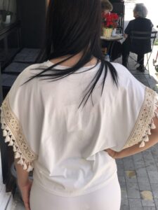 ΜΠΛΟΥΖΑΚΙ ΑΣΠΡΗ ΜΕ ΧΡΥΣΕΣ ΛΕΠΤΟΜΕΡΕΙΕΣ ΚΑΙ ΚΡΟΣΙΑ ΣΤΑ ΜΑΝΙΚΙΑ - Image 2