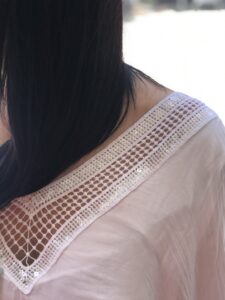 ΜΠΛΟΥΖΑΚΙ ΜΕΤΑΞΩΤΟ ΑΣΠΡΟ ΜΕ ΔΙΑΦΑΝΑ ΜΑΝΙΚΙΑ - Image 3