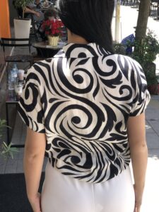 ΠΟΥΚΑΜΙΣΟ ΚΟΝΤΟΜΑΝΙΚΟ ΑΣΠΡΟΜΑΥΡΟ ΜΕ ΔΙΑΦΟΡΑ ΣΧΕΔΙΑ - Image 2