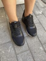 ΜΑΥΡΑ ΣΝΙΚΕΡΣ ΜΕ ΑΣΠΡΗ ΛΕΠΤΟΜΕΡΕΙΑ ΣΤΟ ΠΛΑΙ