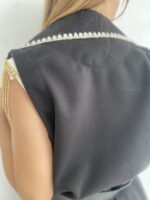 Παλτό αμάνικο μαύρο με άσπρες λεπτομέρειες - Image 2