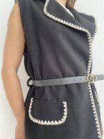 Παλτό αμάνικο μαύρο με άσπρες λεπτομέρειες - Image 3