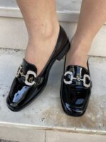 Μαύρα Loafers λουστρίν με Διακομητική Αλυσίδα - Image 2