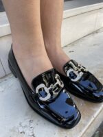 Μαύρα Loafers λουστρίν με Διακομητική Αλυσίδα