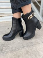 Μποτάκια με μεταλλική λεπτομέρεια