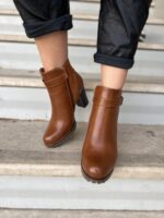 Μποτάκια καφέ δερματίνη με χρυσές λεπτομέρειες