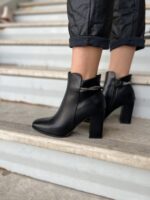 Μποτάκια δερματίνη με διακοσμητική αλυσίδα στρας.