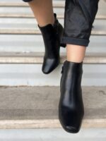 Μποτάκια δερματίνη με διακοσμητική αλυσίδα στρας. - Image 2