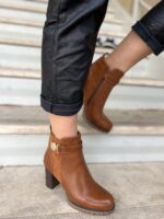 Μποτάκια καφέ δερματίνη με χρυσές λεπτομέρειες - Image 2