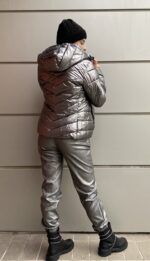 Κοντό καπιτονέ μεταλιζέ ασημί χρώμα - Image 3