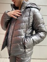 Κοντό καπιτονέ μεταλιζέ ασημί χρώμα - Image 4